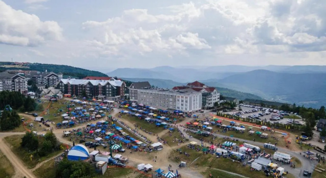 Коттедж Stroll to Slopes, Village Area, Ski in-out MtLodge 149