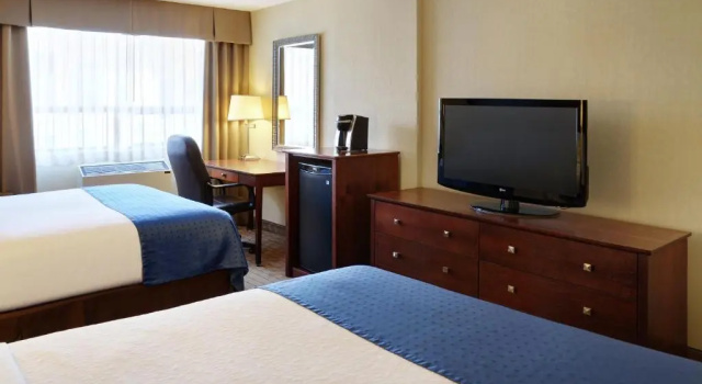 Четырёхместный номер Standard Holiday Inn & Suites Winnipeg Downtown by IHG