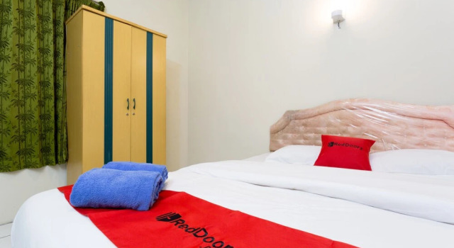 Hotel Sanira By RedDoorz, Book Hotel Hotels in Bandung with Parking, near Gedung Sate, Parking