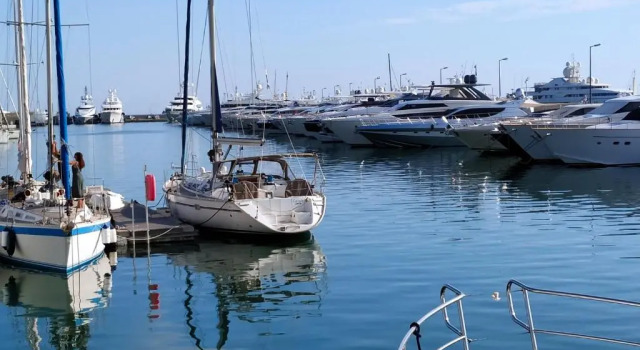 Ferretti 36 ' Bateau à Quai Vieux-Port Cannes Festival La Croisette, Забронировать Отель Канны Приморские Альпы, рядом с Продуктовый рынок Forville Provencal