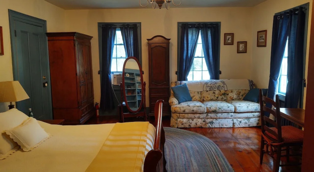 1805 House Bed and Breakfast, Book Guesthouse Old Chatham Hudson Valley