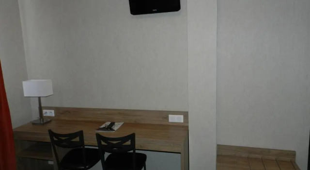 Трёхместный номер Comfort Hôtel Gloria & Avenue