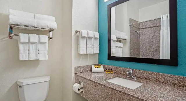 Шестиместный номер Standard Best Western Plus Blue Angel Inn
