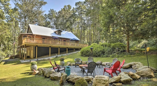 Коттедж Serene Mableton Cabin - 13 Mi to Downtown Atlanta!