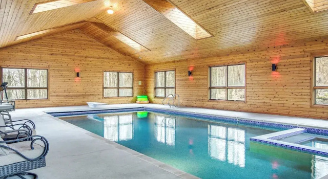 Коттедж Family Home w/ Indoor Pool ~ 2 Mi to Elkhart Lake!