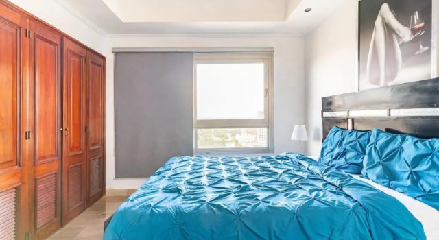 Luxurious 2BDR condo located in Prestigious Tower.