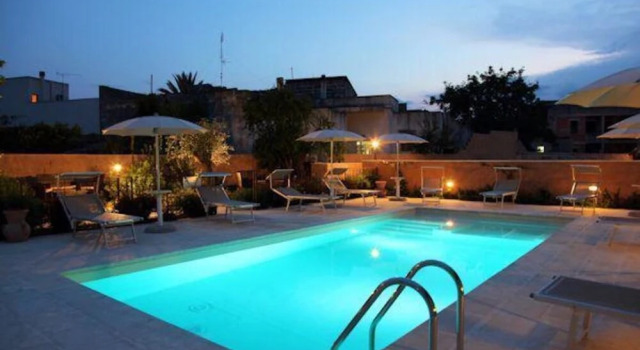 The Courtyard - Lilly, Book Hotel Spongano Salento