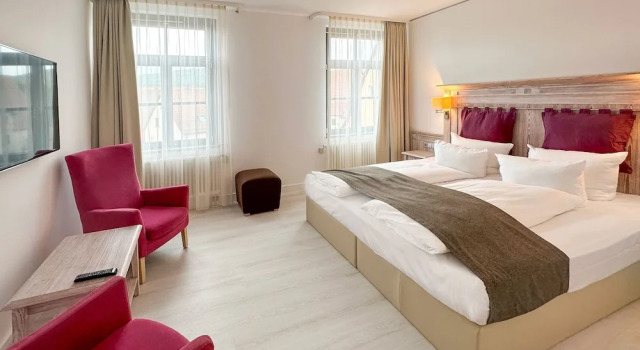 Кровать в общем номере DORMERO Schlosshotel Reichenschwand