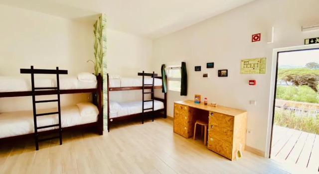 Кровать в общем номере (женский номер) Oasis Backpackers Hostel Sintra Surf