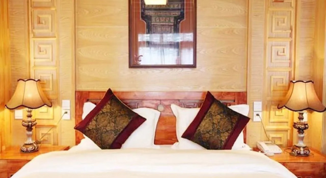 Zhenmei Holiday Inn - Lijiang, Забронировать Отель Лицзян Юньнань, рядом с Улица Сквер-стрит Древнего города Даянь