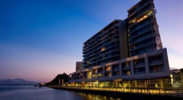 Cairns Harbour Lights, Забронировать Отель Бизнес-отели Кэрнс, рядом с Главный офис центра изучения дикой природы ZOO To You, 4* 5*