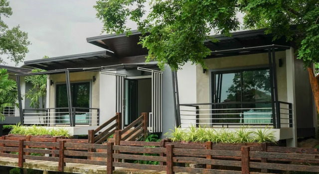Двухместный семейный номер Standard с 2 комнатами с балконом Nakhaburi Hotel & Resort