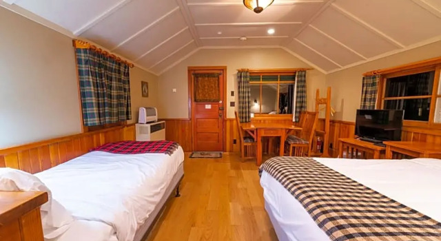 Семейный коттедж Johnston Canyon Lodge & Bungalows