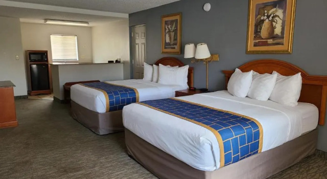 Четырёхместный студия-люкс Superior Quality Inn & Suites Orlando East - UCF Area