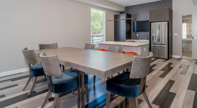 Апартаменты Des Moines Alluring 2BD 2BA Downtown Apartment