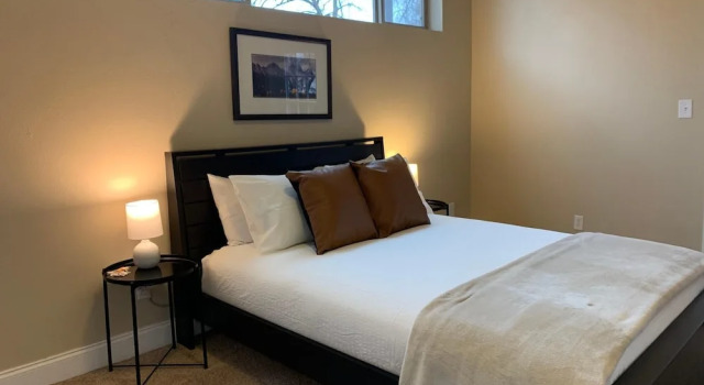 Gorgeous Guest Suite. Walk to Old Town & CSU!, Забронировать Гостевой дом Отели Форт-Коллинс с парковкой, рядом с Global Village Museum of Arts and Cultures, Парковка