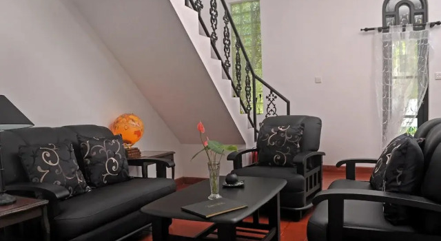 villa suriyagaha hotel, Забронировать Отель Отели Вайккал с бассейном, Бассейн
