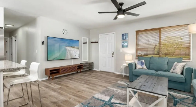 Lakes Sunny Paradise Newly Remodeled 3 Bedroom Home With Pool Fenced in Backyard 3 Home by Redawning, 预订 酒店 布雷登顿海滩 Sarasota Area