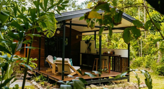 Бунгало с балконом и с красивым видом из окна Cape Trib Farmstay