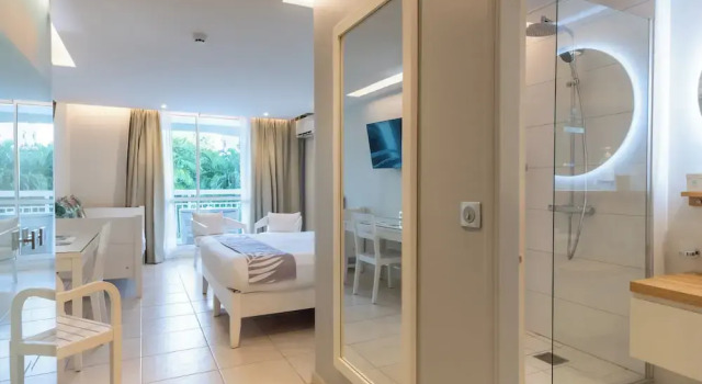Трёхместный номер Comfort с балконом и с видом на сад La Pagerie - Tropical Garden Hotel