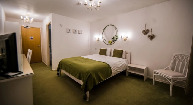 Gray Manor Hotel, Забронировать Отель Чолдертон Уилтшир