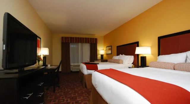 Четырёхместный номер Standard Holiday Inn Express & Suites Gonzales by IHG