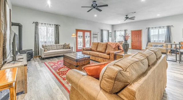 Modern Mtn Home w/ Sports Court, Near Alto Lake!