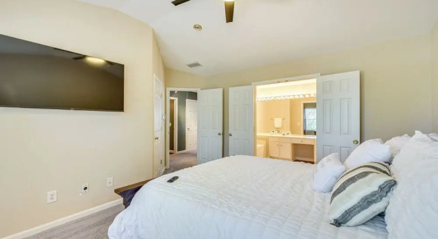 Charlotte Townhome w/ Deck: 18 Mi to Downtown!