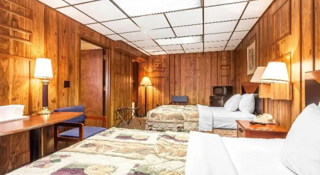 Четырёхместный люкс Rodeway Inn Sandusky North