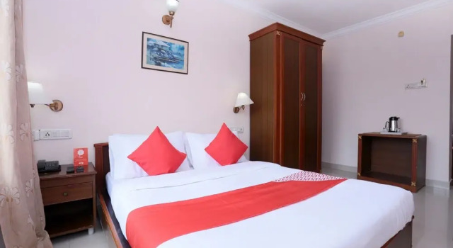 OYO 24157 Karthika Residency, Забронировать Отель Отели штата Кералы с парковкой, Парковка