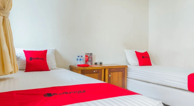 Двухместный номер Economy RedDoorz near Pasar Pagi 2 by Cassana
