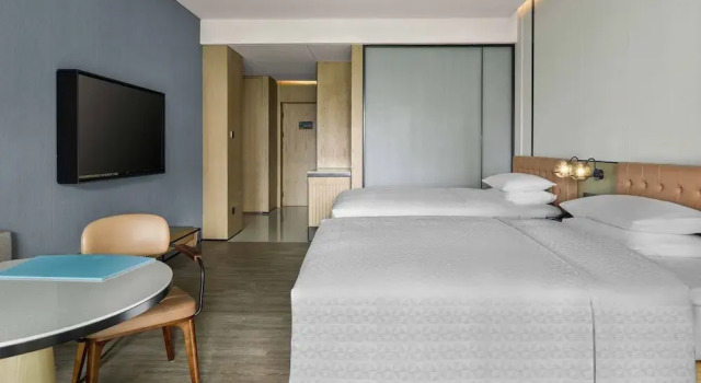 Четырёхместный номер Premier с балконом и с видом на реку Four Points by Sheraton Huzhou, Nanxun