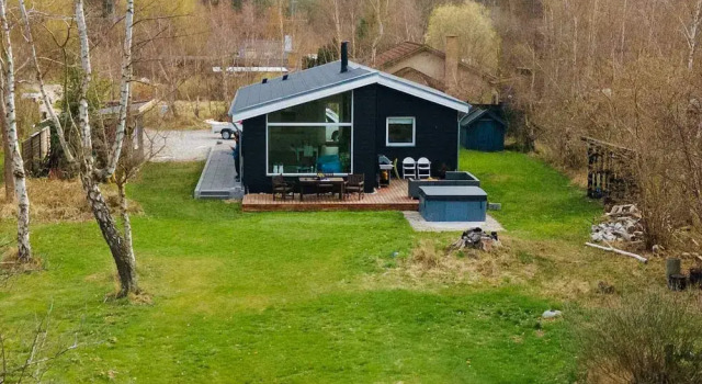 Коттедж Woodland Holiday Home in Jægerspris with Hot Tub