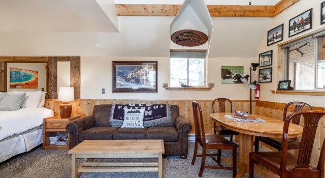Ravens Heart Cabin, Забронировать Дом для отпуска Коттеджи Вест-Йеллоустон, рядом с Зоопарк "Центр изучения гризли и волка", Коттедж