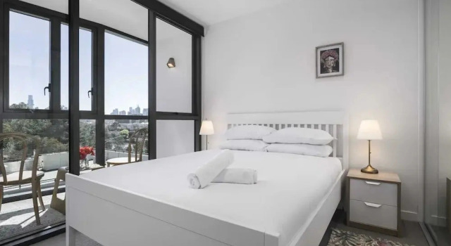 Bright South Yarra Flat With Balcony, Забронировать Апартаменты/квартира Мельбурн Melbourne Region, рядом с Дом Комо-Хаус с садом