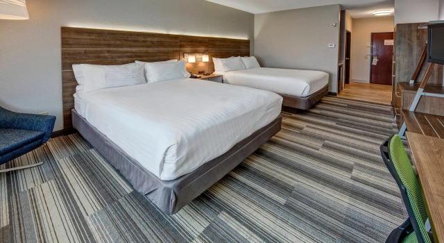 Четырёхместный номер Standard Holiday Inn Express Hotel and Suites Corsicana I-45 by IHG