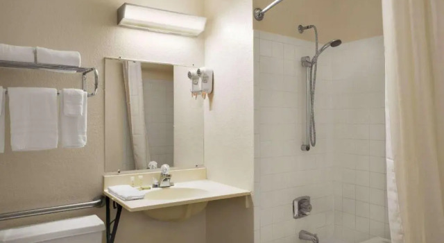Номер Standard Super 8 by Wyndham Saginaw