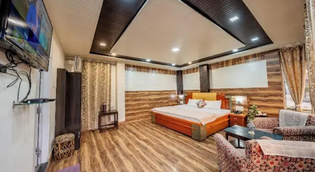 India Hotel - Hotel on Mall Road Nainital, Забронировать Отель Бизнес-отели Найнитал, рядом с Озеро Найнитал, 4* 5*