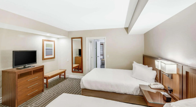Четырёхместный люкс c 1 комнатой Hilton Phoenix Tapatio Cliffs Resort