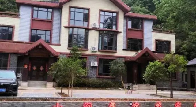 Xinyang Mountain B&B, Prenota Bed & breakfast Hotel a Xinyang con parcheggio, Parcheggio
