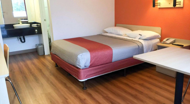 Motel 6 Minneapolis North - Roseville, Varaa Motelli Hotellit Minnesota pysäköinnillä, Pysäköinti