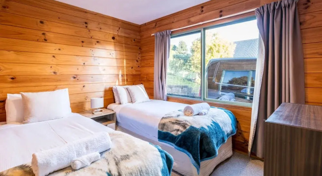 Moa Cottage - Central Oneroa Village, Rezerwuj Dom wakacyjny Hotele w Auckland Region z parkingiem, Parking