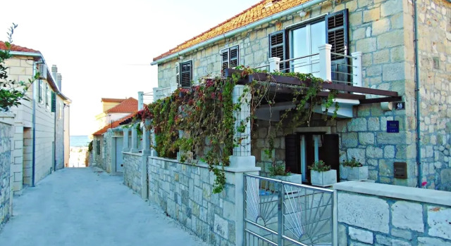 Apartment Diana Postira / Two Bedroom A1, Prenota Appartamento Hotel a Croatian Islands con parcheggio, Parcheggio