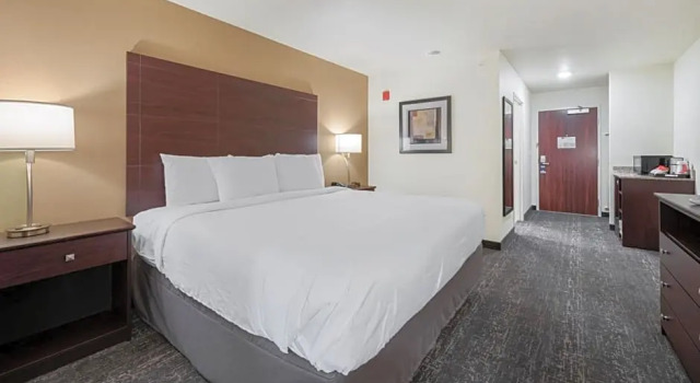 Suite Cobblestone Hotel & Suites - Two Rivers
