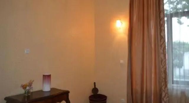 Guest house N100, Rezerwuj Pensjonat Hotele w Imereti z parkingiem, Parking