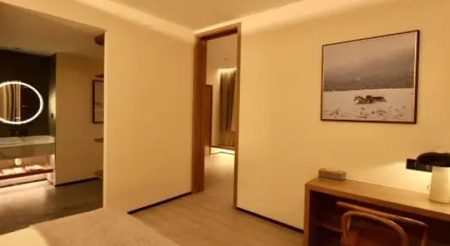 Люкс Business Jinshan Suiying Theme Hotel Hemu