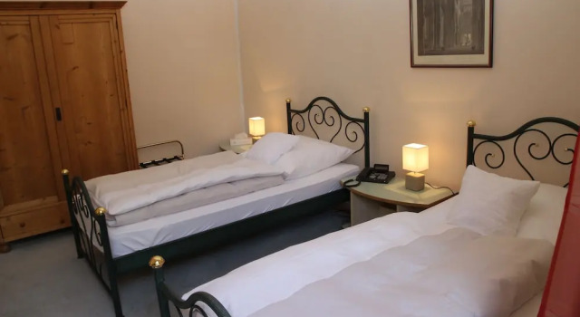 Hotel Rheinland, Забронировать Отель Отели Бонна с парковкой, рядом с Оздоровительный центр Курфюрстенбад, Парковка
