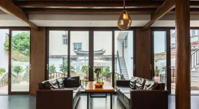 Lijiang Yage Bieyuan Homestay (Gucheng Bailong Cultural Square), Забронировать Отель Лицзян Юньнань, рядом с Улица Сквер-стрит Древнего города Даянь