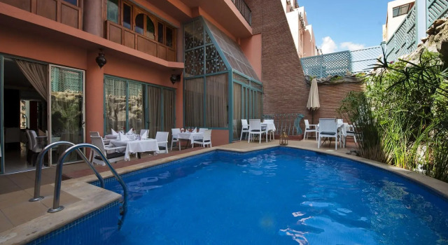 Кровать в общем номере Le Caspien Boutique Hotel