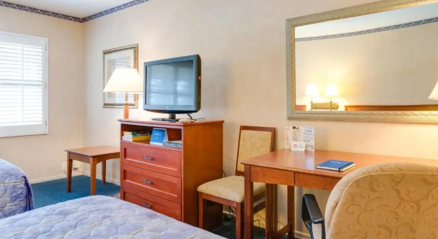 Четырёхместный номер Standard с видом на бассейн Saga Motor Hotel Pasadena